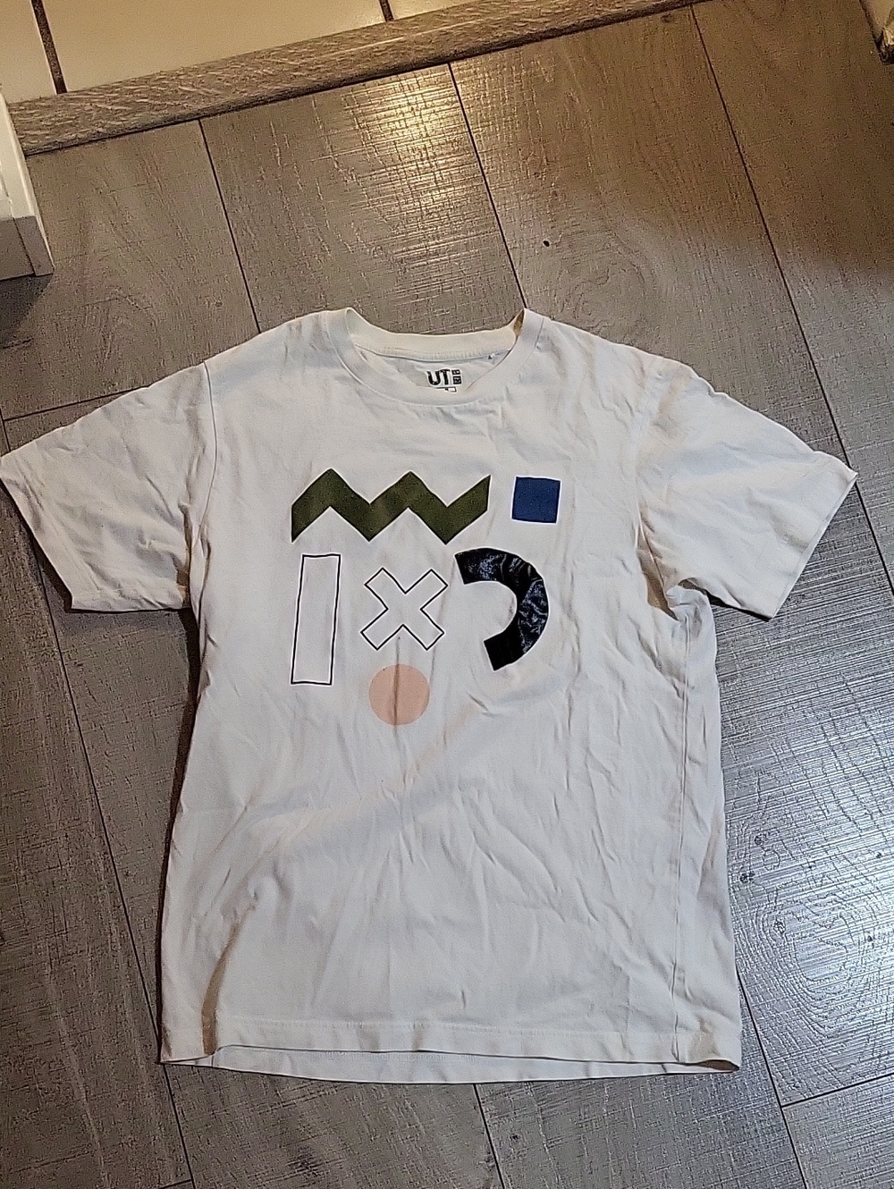 Uniqlo White Short-Sleeve Tee with Multicolor Geometric Print 2019